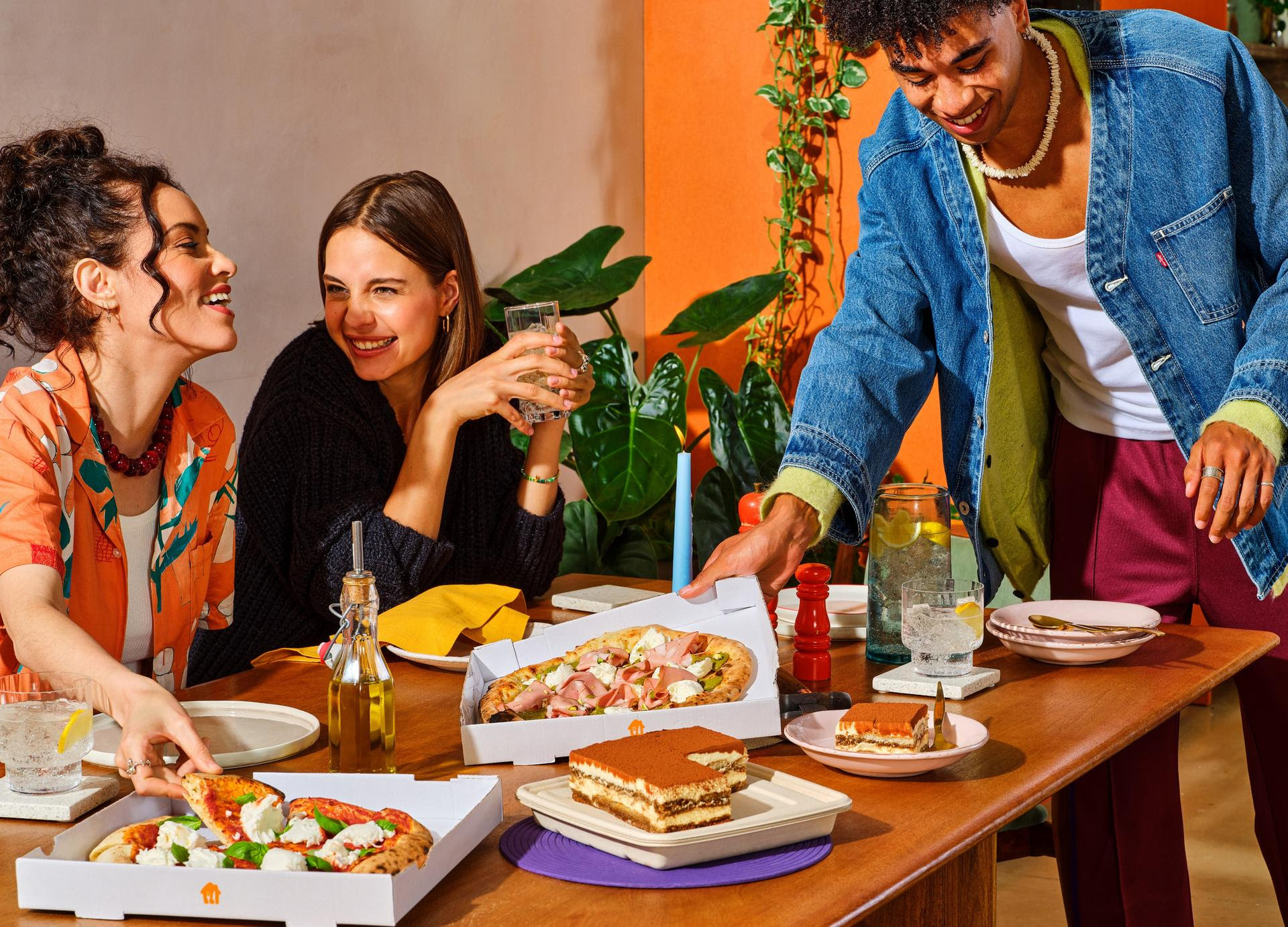 Thuisbezorgd.nl data reveal what Rotterdam ordered in 2025, from pizza margherita and Korean fried chicken to cinnamon buns, tiramisu and red fruit lemonade.